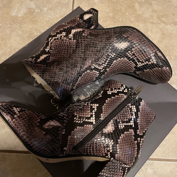 New sanstan Vince Camuto snake boots size 6.5 - Picture 1 of 4